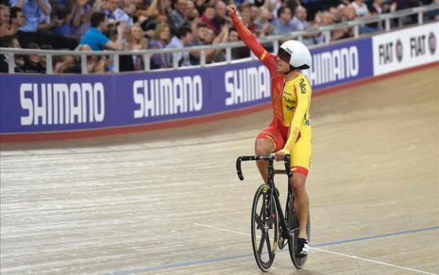 sebastian-mora-celebra-titulo-mundial-velodromo-londinense-1456948979769