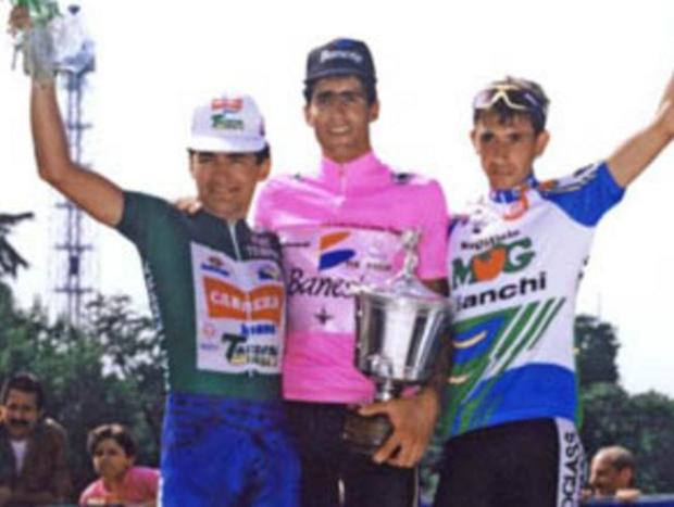 indurain-escoltado-por-chiapucci-y-chioccioli-en-el-podio-del-giro-de-italia-de-1992 (1)