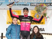 Óscar Rodríguez celebrando su victoria en el podio