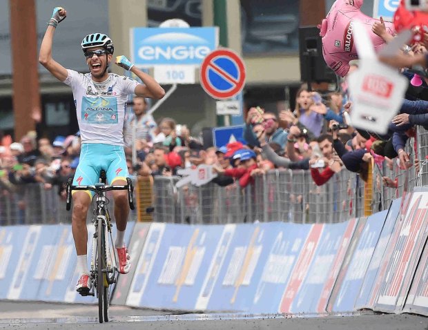 Fabio Aru ganando una etapa del Giro de Italia 2015
