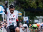 Paco Mancebo con su equipo Sky Dubai