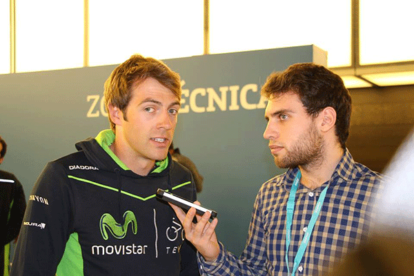 Alex Dowsett en la presentación de Movistar