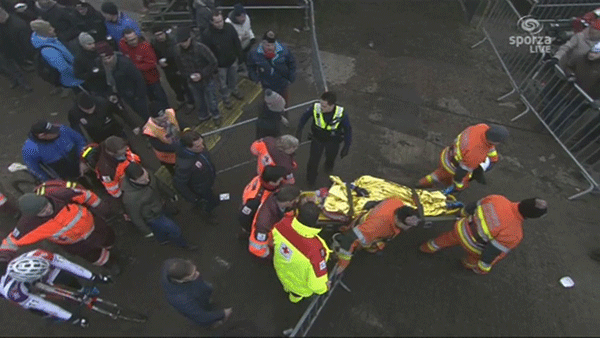 Van Der Poel es trasladado en ambulancia al hospital