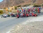 El pelotón sufre una caída en el Tour de Omán