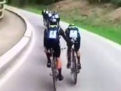 José Joaquçin Rojas empujado durante la CRE de la Volta a Catalunya