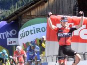 Rohan Dennis gana la segunda etapa del Tour de los Alpes
