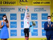 Tadej Pogacar en el podio de la séptima etapa del Tour de Francia