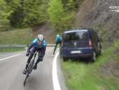 Gorka Izagirre salva la caída en el Giau