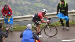 una-joven-muere-en-un-accidente-en-el-angliru-antes-de-la-victoria-de-contador