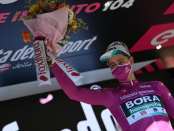 Peter Sagan vestido de ciclamino