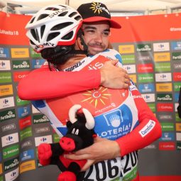 jesus-herrada-mate-abrazo-vuelta-españa-2018-etapa12-1024x1024