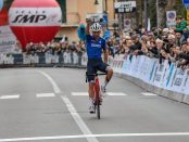 Giulio Ciccone ganando el Trofeo Laigueglia 2020
