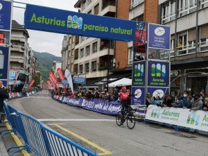 Nairo Quintana gana la primera etapa de la Vuelta a Asturias