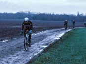 Romain Bardet entrenando en el pavé